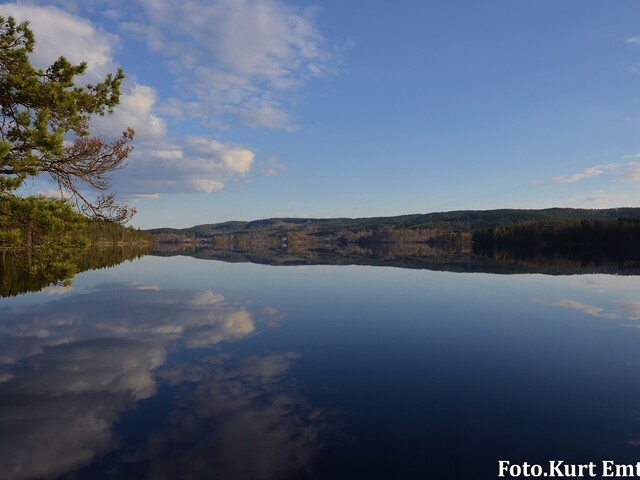 vy över Askesjön från Dritarholmen en Aprilkväll.